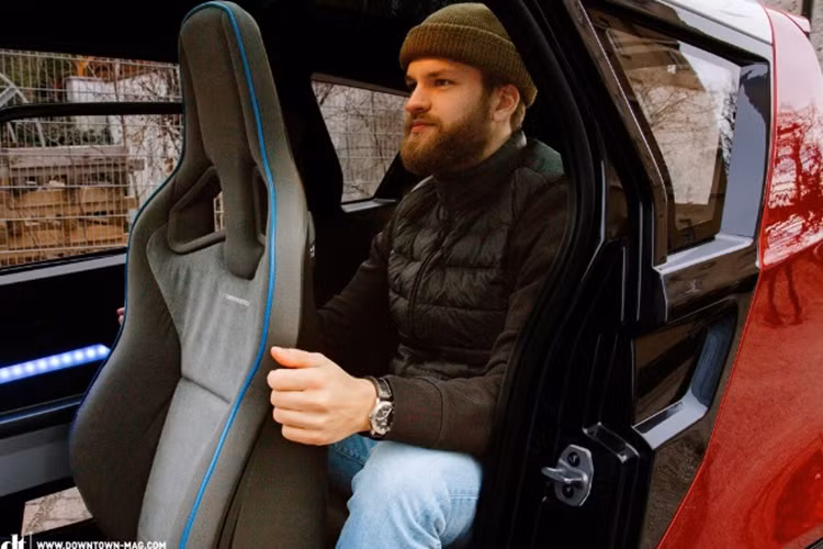 Nội thất của xe hết sức đơn giản với: vô lăng nhỏ và hai màn hình để truyền tải thông tin cần thiết cho tài xế. Hiện hãng đã nhận được 1.000 đơn đặt hàng là đội cấp cứu của Israel, và 1.000 đơn khác từ khắp nơi trên thế giới.