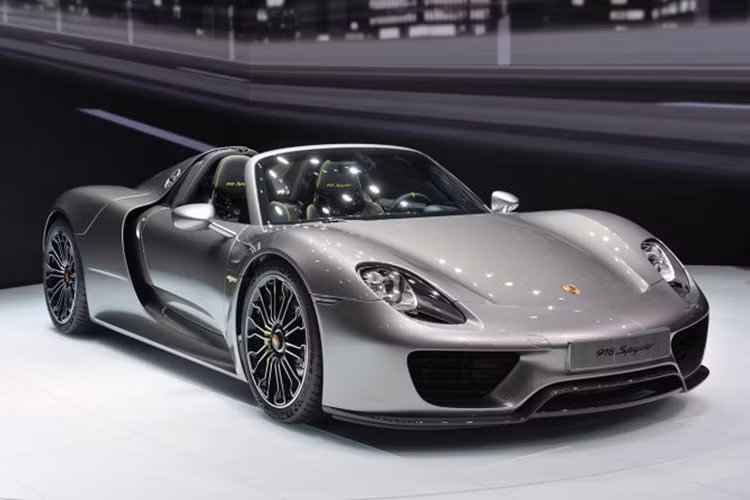Tại Việt Nam hiện có 2 xe Porsche 918 Spyder xuất hiện, 1 chiếc mang biển số Campuchia của 1 doanh nhân kinh doanh trong lĩnh vực ngành tiêu dùng, còn xe Porsche 918 Spyder duy nhất được nhập về nước ta, đang ở garage xe của ông Đặng Lê Nguyên Vũ.