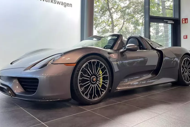 Cụ thể, tay chơi xe người Hải Phòng đã nói rằng "Có bán là anh mua rồi, nhưng hết hàng thế mới chán", kèm theo hình ảnh chụp cùng với chiếc siêu xe Porsche 918 Spyder triệu đô. Trên toàn thế giới, chỉ có đúng 918 siêu xe Porsche 918 Spyder được sản xuất, và chỉ còn đúng 1 chiếc mới toanh, chính là xe mà đại gia quận 7 này chụp ảnh.