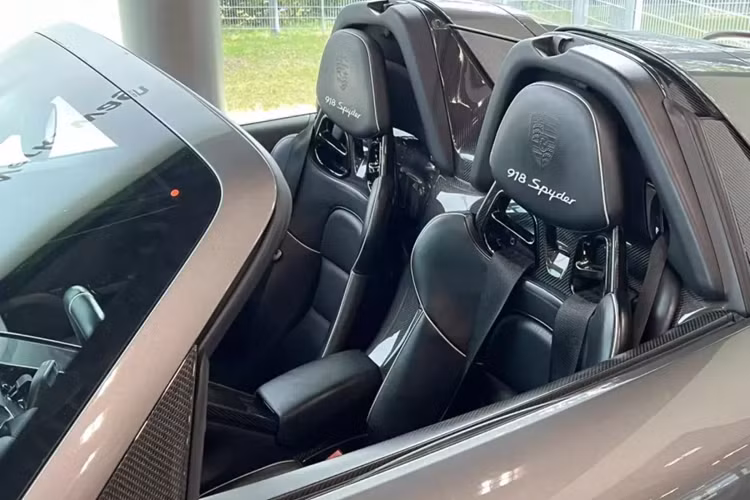 Chiếc xe Porsche 918 Spyder mà doanh nhân Việt này chia sẻ đã hỏi mua nhưng hãng không bán, đang được trưng bày ở đại bản doanh của Porsche ở Stuttgart, Đức, đây cũng chính là xe 918 Spyder mới nhất thế giới, có tiền cũng không mua được.
