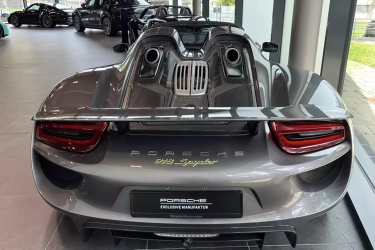 Thực tế nếu muốn mua xe Porsche 918 Spyder, doanh nhân này có thể tìm đến các đại lý trên toàn thế giới, nơi có các xe lướt còn rất mới chỉ chạy từ vài nghìn đến chục nghìn km, giá cả thì tha hồ lựa chọn, nhưng để nhập về Việt Nam gần như không thể nào.