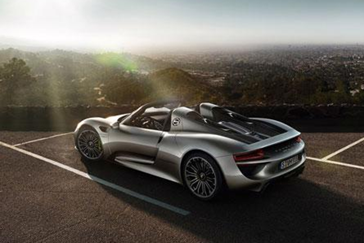 Porsche 918 Spyder trong bài viết này có màu sơn xám, 2 phần mui xe có thể tháo rời bằng carbon, khi mái nhà được tháo xuống, người dùng có thể cất gọn vào trong khoang hành lý phía trước của chiếc xe Porsche 918 Spyder.