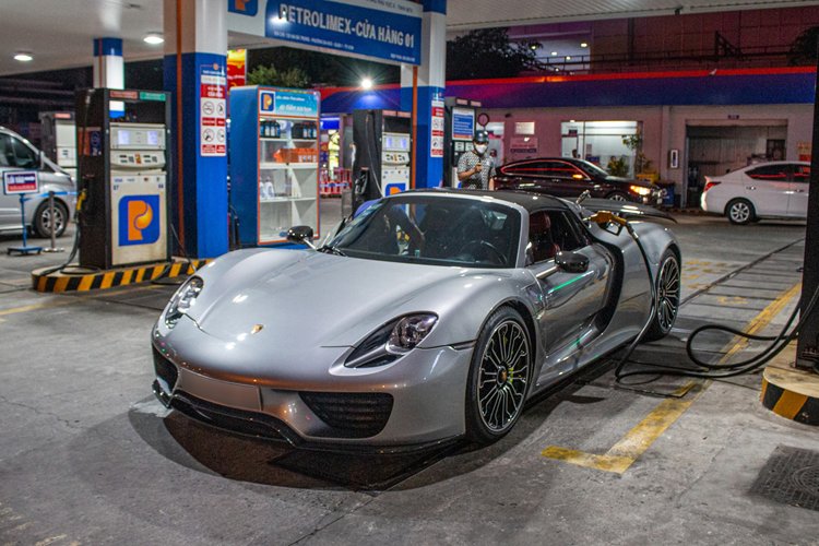 Ra mắt đã 1 thập kỷ nhưng 918 Spyder vẫn là chiếc xe mạnh nhất của Porsche, xe được trang bị hệ dẫn động plug-in hybrid với động cơ V8, hút khí tự nhiên, dung tích 4,6 lít kết hợp cùng 2 mô-tơ điện tạo ra công suất tổng cộng 881 mã lực và mô-men xoắn cực đại 1.280 Nm.