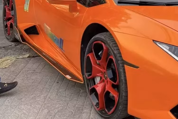 Siêu xe Lamborghini Huracan LP610-4 của đại gia Nghệ An sở hữu động cơ V10, dung tích 5.2 lít, sản sinh công suất tối đa 610 mã lực tại vòng tua máy 8.250 vòng/phút và mô-men xoắn cực đại 560 Nm tại vòng tua máy 6.500 vòng/phút.