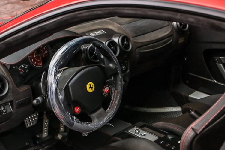 Hiện số lượng dòng siêu xe Ferrari F430 tại Việt Nam có khoảng 8 chiếc với 3 phiên bản là Coupe (3 chiếc), Spider (3 chiếc) và 2 chiếc xe hiệu năng cao F430 Scuderia.