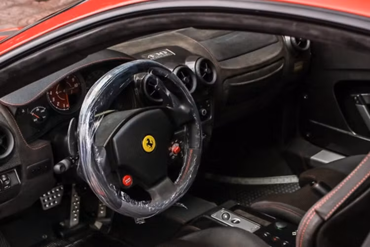 Hiện số lượng dòng siêu xe Ferrari F430 tại Việt Nam có khoảng 8 chiếc với 3 phiên bản là Coupe (3 chiếc), Spider (3 chiếc) và 2 chiếc xe hiệu năng cao F430 Scuderia.