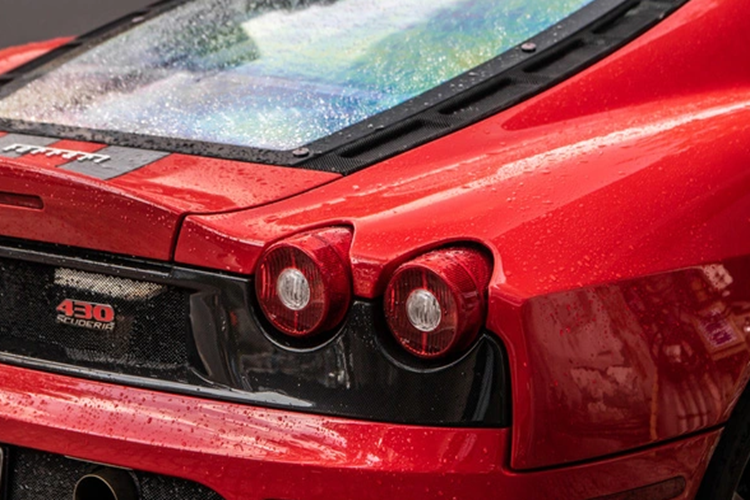 Siêu xe Ferrari F430 được trang bị động cơ V8, dung tích 4.3 lít, sản sinh công suất tối đa 490 mã lực và mô-men xoắn cực đại 465 Nm.