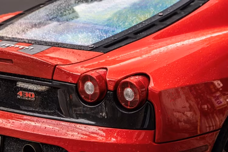 Siêu xe Ferrari F430 được trang bị động cơ V8, dung tích 4.3 lít, sản sinh công suất tối đa 490 mã lực và mô-men xoắn cực đại 465 Nm.