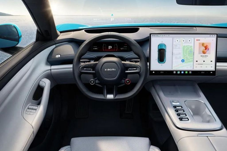 Khu vực lái của SUV điện Xiaomi SU7 2024 được áp dụng kiểu thiết kế "trục dẫn động công nghệ", nghĩa là vị trí ngồi của tài xế, trục vô lăng, màn hình thông tin cùng màn hình HUD trên kính lái sẽ nằm trên cùng một đường thẳng.