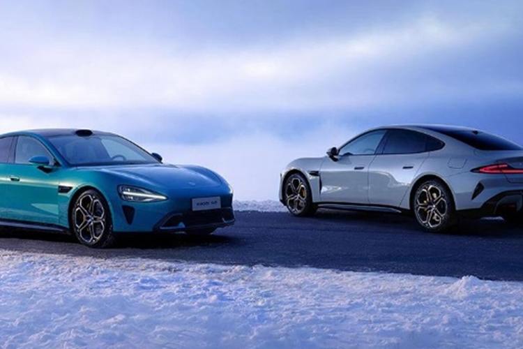 Xiaomi Auto áp dụng kiểu thiết kế dạng vòng cung bên trong cabin nhằm đảm bảo rằng tất cả các chức năng, tiện ích đều xuất hiện ở vị trí thuận tiện và thoải mái nhất cho người lái. Điều này mang lại cho người dùng cảm giác không gian được mở rộng hơn.