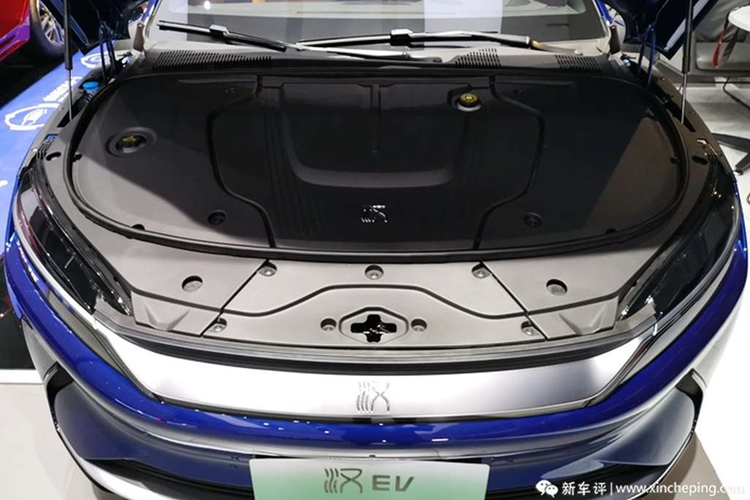 Xe cũng hỗ trợ sạc nhanh, mất chưa đầy 30 phút để sạc từ 30 – 80%. BYD Han EV có 3 chế độ vận hành là ECO, SPORT và chế độ đường tuyết trơn.