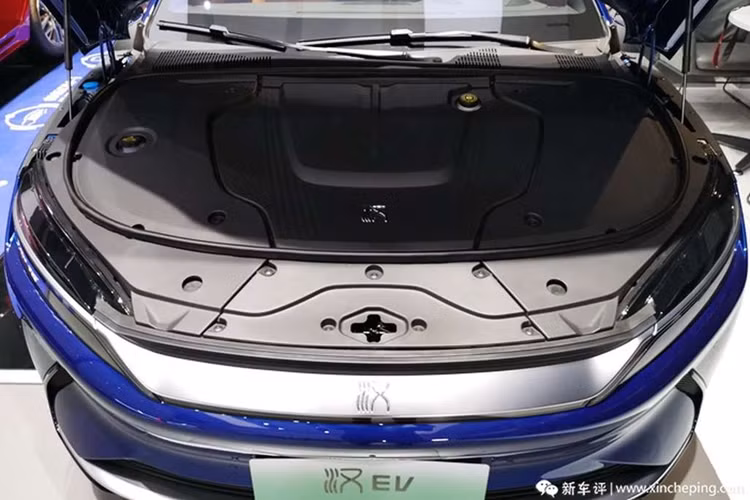 Xe cũng hỗ trợ sạc nhanh, mất chưa đầy 30 phút để sạc từ 30 – 80%. BYD Han EV có 3 chế độ vận hành là ECO, SPORT và chế độ đường tuyết trơn.