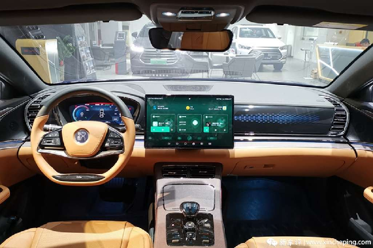 Phía sau xe có cụm đèn hậu thanh mảnh được thiết kế trải dài hết phần đuôi. Thiết kế này khiến nhiều người liên tưởng đến mẫu Porsche Taycan hay Panamera. Bên trong cabin, BYD Han EV sở hữu nhiều trang bị tiện ích nổi trội.