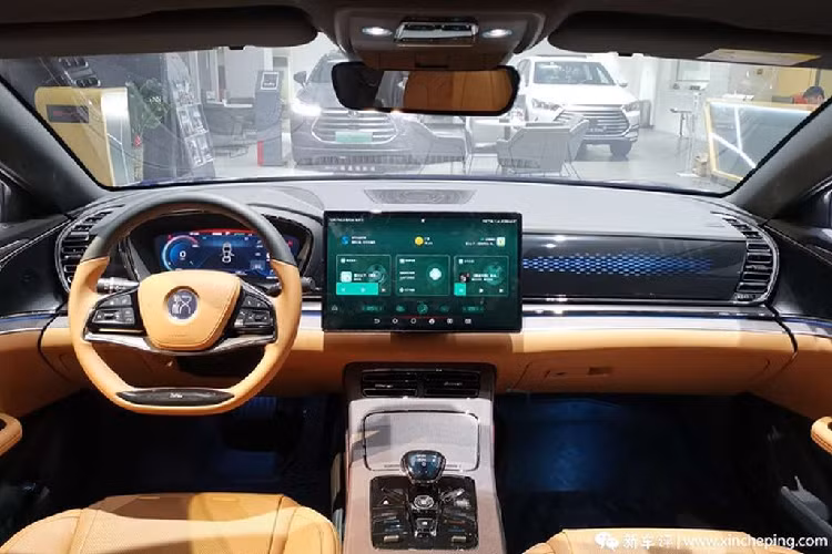 Phía sau xe có cụm đèn hậu thanh mảnh được thiết kế trải dài hết phần đuôi. Thiết kế này khiến nhiều người liên tưởng đến mẫu Porsche Taycan hay Panamera. Bên trong cabin, BYD Han EV sở hữu nhiều trang bị tiện ích nổi trội.