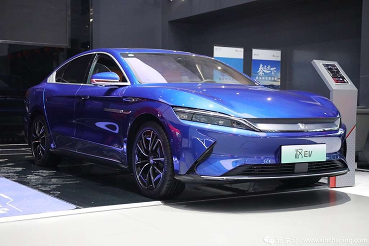 Về trang bị an toàn, BYD Han EV sở hữu hàng loạt tính năng hỗ trợ lái như: 11 túi khí, phanh ABS, ESP, EBD, chức năng nhận diện biển báo giao thông