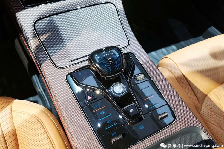 Có thể kể đến như: màn hình trung tâm Ultra HD kích thước 15,6 inch có khả năng xoay ngang hoặc dọc; bảng đồng hồ LCD 12,3 inch; vô lăng hai chấu tích hợp các phím chức năng, đèn viền nội thất, điều hòa thông minh, hệ thống âm thanh Dynaudio, kết nối và khóa xe bằng điện thoại thông minh.