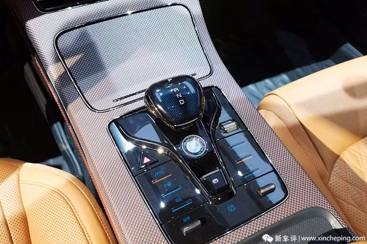 Có thể kể đến như: màn hình trung tâm Ultra HD kích thước 15,6 inch có khả năng xoay ngang hoặc dọc; bảng đồng hồ LCD 12,3 inch; vô lăng hai chấu tích hợp các phím chức năng, đèn viền nội thất, điều hòa thông minh, hệ thống âm thanh Dynaudio, kết nối và khóa xe bằng điện thoại thông minh.