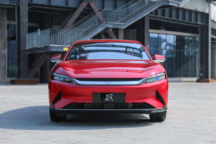 Theo tìm hiểu, một số đại lý BYD tại TP.HCM đã bắt đầu nhận cọc mẫu xe điện Han EV. Thông tin từ tư vấn bán hàng cho biết, BYD Han EV 2024 mới có thể sẽ được mở bán chính thức tại Việt Nam từ giữa quý IV với phiên bản thuần điện, trong khi bản plug-in hybrid sẽ hẹn gặp người dùng vào đầu năm 2025.