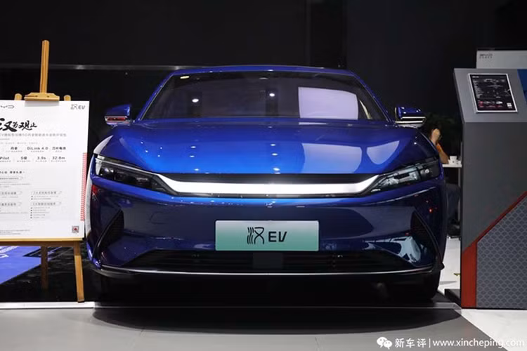 Tại Trung Quốc, giá xe BYD Han EV được bán ra từ 209.800 đến 299.800 NDT (khoảng 720 triệu - 1,03 tỷ đồng). Hiện chưa rõ khi về Việt Nam xe sẽ được bán với mức giá bao nhiêu. BYD Han EV sở hữu kích thước dài x rộng x cao lần lượt là 4.995 x 1.910 x 1.495 mm, chiều dài cơ sở 2.920 mm.