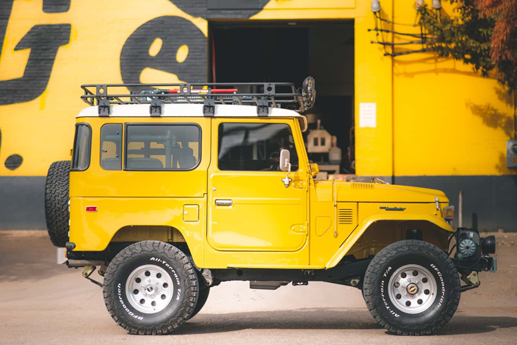 FJ bản phục chế cũng được trang bị thêm các chi tiết nhằm tăng khả năng cách nhiệt và cách âm, hệ thống điều hòa không khí, hệ thống âm thanh bốn loa cao cấp, tiện ích kết nối Bluetooth, camera quan sát và tối đa bốn cổng sạc USB và hệ thống báo động.