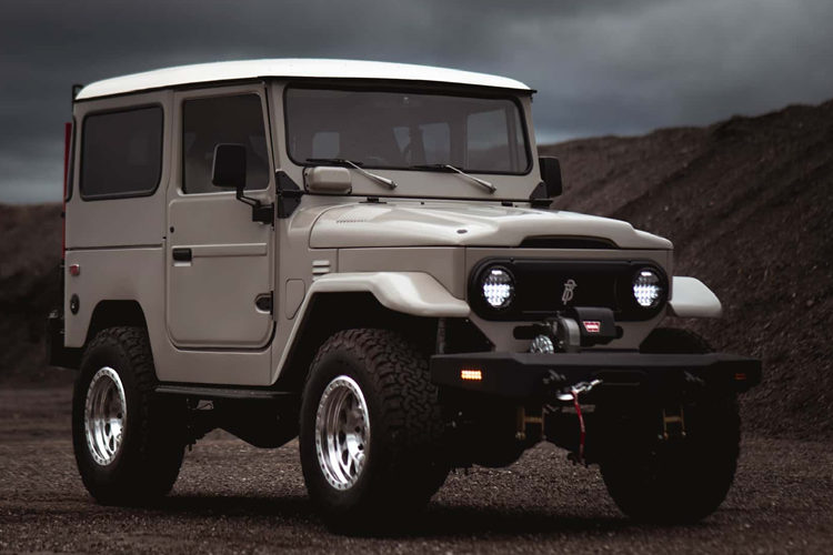 Hãng nâng cấp cũng lắp đặt các trục hạng nặng, hệ thống treo nâng cấp, hệ thống làm mát bằng nhôm hiệu suất cao và phanh đĩa được nâng cấp. Bên trong nội thất, ECD sẽ phối màu bảng điều khiển với ngoại thất, đồng thời xe còn được trang bị thêm vô lăng Momo và ghế da khâu tay.