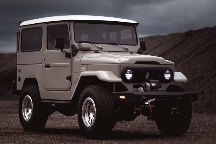 Hãng nâng cấp cũng lắp đặt các trục hạng nặng, hệ thống treo nâng cấp, hệ thống làm mát bằng nhôm hiệu suất cao và phanh đĩa được nâng cấp. Bên trong nội thất, ECD sẽ phối màu bảng điều khiển với ngoại thất, đồng thời xe còn được trang bị thêm vô lăng Momo và ghế da khâu tay.