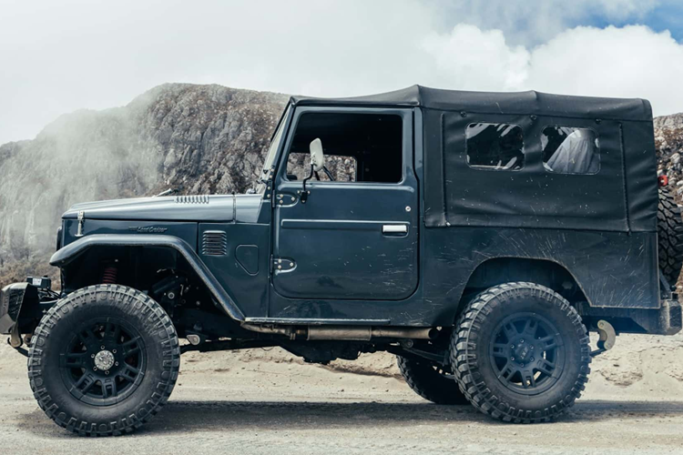 Những chiếc Toyota FJ phục chế sẽ được nâng cấp khối động cơ V-8 6.2 lít của Chevrolet kết hợp với hộp số tự động 6 cấp. Hãng độ cũng đồng thời nâng cấp hệ thống nhiên liệu bằng các đường ống viền bằng thép không gỉ đồng thời bổ sung thêm hệ thống ống xả bằng thép không gỉ.