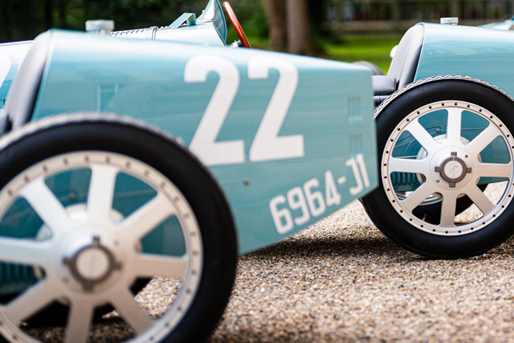 Với sự chú ý tỉ mỉ đến từng chi tiết, những mẫu xe kỷ niệm này được tùy chỉnh riêng, phản ánh bản chất cốt lõi của phả hệ đua xe lịch sử của thương hiệu đồng thời thể hiện trình độ tay nghề thủ công ấn tượng. Chúng là những kiệt tác tuyệt đẹp có một không hai thể hiện tinh thần của Type 35.”