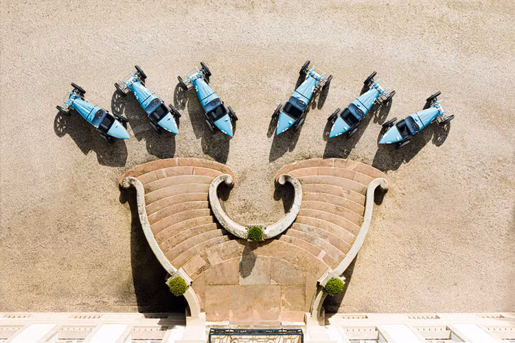 Ngoài ra, các phiên bản Baby II Type 35 Centenary Edition còn được trang trí bằng số đua vẽ tay trên bộ tản nhiệt, mui xe và đuôi xe với màu trắng Blanc. Phần thân xe cũng được chế tác phức tạp với các chi tiết độc đáo như bổ sung dây khóa và các cửa chớp tùy chỉnh để phù hợp với từng chiếc Type 35 nguyên bản.