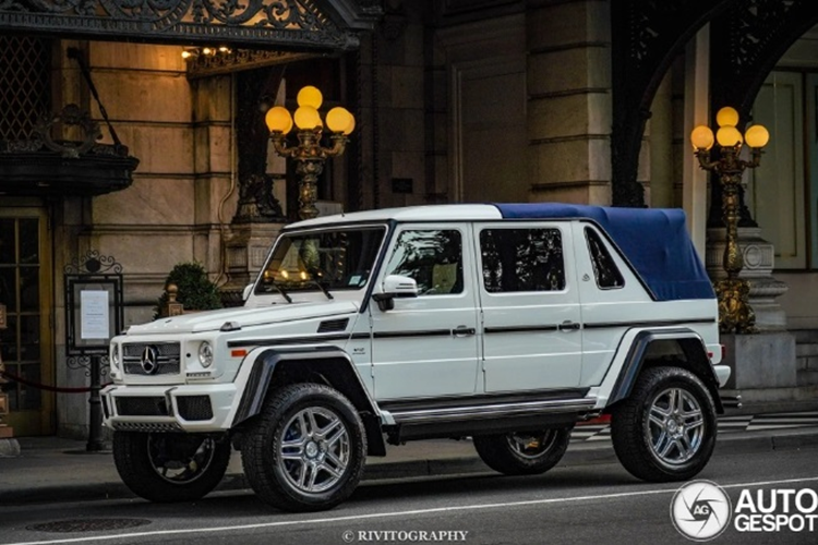 Ở phần ngoại hình, chiếc Mercedes-Maybach G650 Landaulet độ này có nhiều đường nét tương đồng với mẫu G 650 Landaulet nguyên bản được bán chính hãng vào năm 2017. Xe có phần đầu được thiết kế hầm hố, đi cùng một số chi tiết chrome làm điểm nhấn.