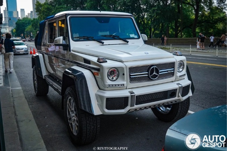 Ở khu vực hành khách phía sau, toàn bộ phần mui xe Mercedes-Benz G65 AMG độ Maybach G650 Landaulet được làm bằng vải và có thể tự động đóng/mở thông qua một nút bấm. Điều này sẽ giúp hành khách có được trải nghiệm thú vị và độc đáo, mang tới cảm giác gần gũi với thiên nhiên, điều vốn chỉ có trên những mẫu xe mui trần.