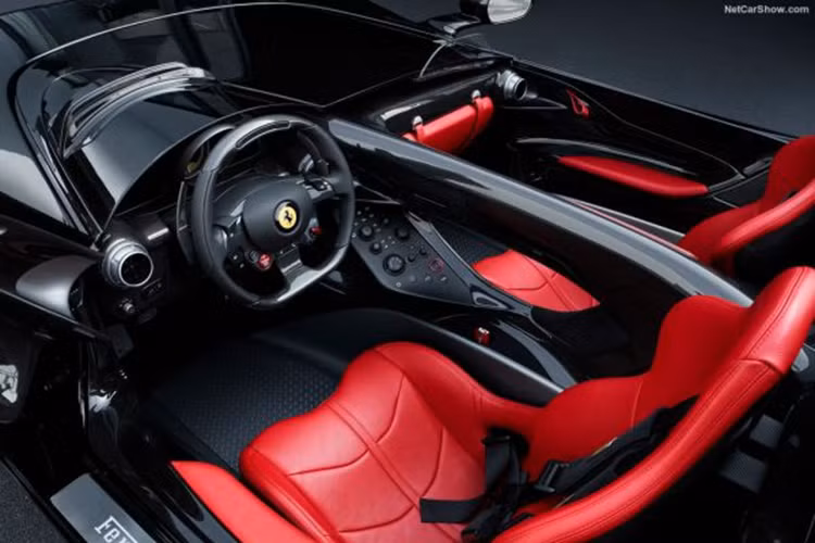 Nhưng Ferrari Monza SP2 của Hoàng tử Malaysia lại ở 1 đẳng cấp khác. Về dòng xe Ferrari Monza, bản SP1 chỉ được sản xuất với một ghế ngồi duy nhất dành cho người lái, còn với siêu phẩm Ferrari Monza SP2 mới được Hoàng tử bang Johor chia sẻ có thêm một chỗ ngồi dành cho người bạn đồng hành.