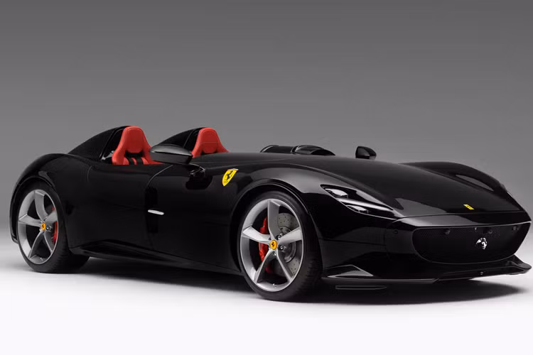 Thiết kế của siêu xe này lấy cảm hứng từ các dòng xe Barchetta trong quá khứ, đặc biệt là 166 MM 1948 cũng như 750 Monza của thập niên 50. Cửa mở của Ferrari Monza SP2 sẽ đẩy về phía trước giống kiểu cửa cắt kéo, điều này giúp cho chủ nhân ra vào khoang lái của siêu xe Ferrari Monza SP2 dễ dàng hơn.