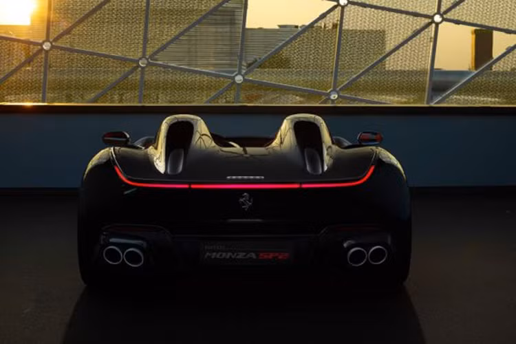 Siêu phẩm Ferrari Monza SP2 có thiết kế theo kiểu không mui nên có thể gây khó dễ cho chủ nhân nếu chẳng may lái xe vào đúng lúc trời đổ cơn mưa bất chợt. Ferrari Monza SP2 được trang bị một tấm kính chắn gió ảo rất thú vị và xe không có mui.