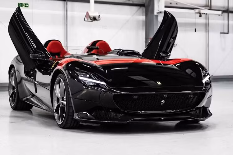 Tuy mang hình dáng cổ điển nhưng "xác xe" của chiếc Ferrari Monza SP2 và động cơ V12, dung tích 6.5 lít lại đến từ mẫu xe hiện đại Ferrari 812 Superfast. Khối động cơ này khi gắn trên Ferrari Monza SP2 tạo ra công suất tối đa 809 mã lực, tăng 10 mã lực và mô-men xoắn cực đại 719 Nm, tăng 1 Nm so với siêu xe Ferrari 812 Superfast.