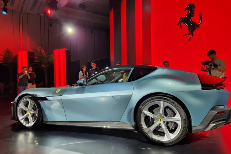 Bản Spider chậm hơn một chút, cần 2,95 giây để đạt tốc độ 100 km/h và 8,2 giây để đạt tốc độ 200 km/h. Bản Coupe nặng 1.560 kg trong khi bản Spider nặng 1.620 kg. 