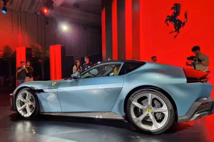 Bản Spider chậm hơn một chút, cần 2,95 giây để đạt tốc độ 100 km/h và 8,2 giây để đạt tốc độ 200 km/h. Bản Coupe nặng 1.560 kg trong khi bản Spider nặng 1.620 kg. 