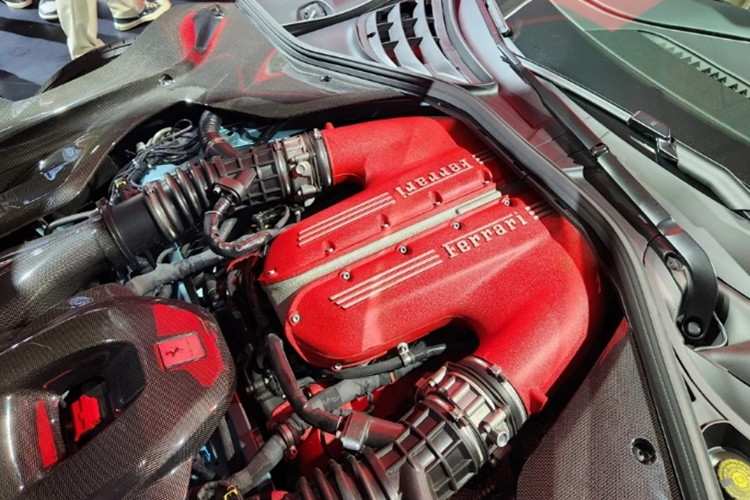 Ở phía sau, xe có cánh lướt gió nhằm cải thiện lực ép xuống ở tốc độ cao. Một bên của cánh lướt gió có thể nghiêng tới 10° ở tốc độ 60 km/h để hoạt động như phanh khí động học và tạo ra lực ép xuống 50 kg ở tốc độ cao. 