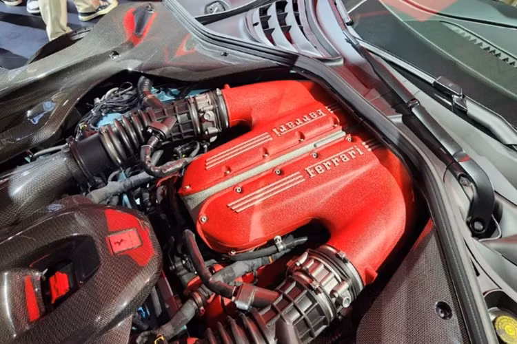 Ở phía sau, xe có cánh lướt gió nhằm cải thiện lực ép xuống ở tốc độ cao. Một bên của cánh lướt gió có thể nghiêng tới 10° ở tốc độ 60 km/h để hoạt động như phanh khí động học và tạo ra lực ép xuống 50 kg ở tốc độ cao. 