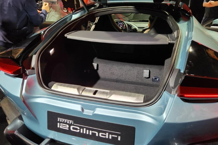 Nội thất được lấy cảm hứng từ Purosangue và Roma và là phân khúc xe đầu tiên không có đồng hồ đo analog. Chiếc xe bao gồm sự kết hợp giữa khí động học chủ động và thụ động để cải thiện giá trị hệ số cản so với 812 Superfast. 