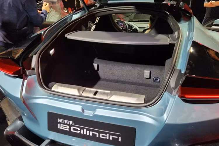 Nội thất được lấy cảm hứng từ Purosangue và Roma và là phân khúc xe đầu tiên không có đồng hồ đo analog. Chiếc xe bao gồm sự kết hợp giữa khí động học chủ động và thụ động để cải thiện giá trị hệ số cản so với 812 Superfast. 