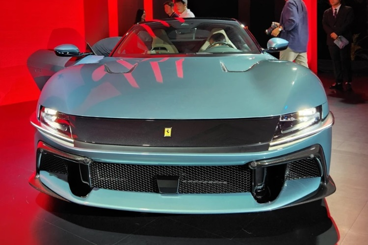 12Cilindri có bánh xe 21 inch ở phía trước và phía sau. Lốp xe là loại Michelin Pilot Sport S5 hoặc Goodyear Eagle F1 Supersport. Hệ thống phanh gồm (398 mm/phía trước) và (360 mm/phía sau) và được vận hành bằng lệnh điện tử "phanh bằng dây". Xe có đánh lái 4 bánh. 