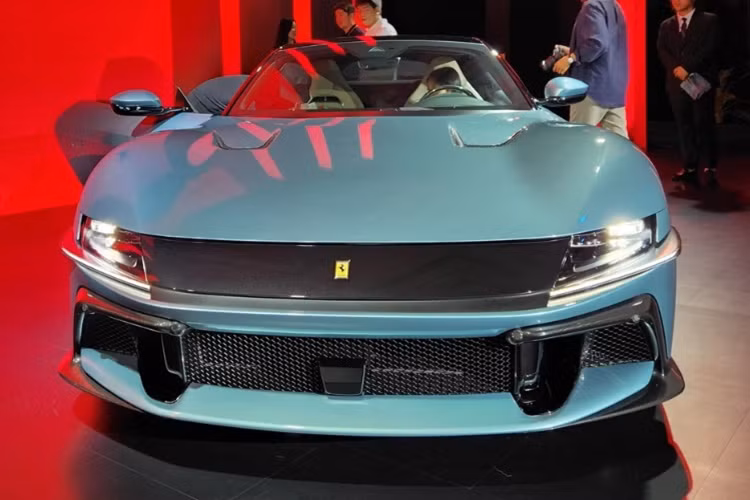 12Cilindri có bánh xe 21 inch ở phía trước và phía sau. Lốp xe là loại Michelin Pilot Sport S5 hoặc Goodyear Eagle F1 Supersport. Hệ thống phanh gồm (398 mm/phía trước) và (360 mm/phía sau) và được vận hành bằng lệnh điện tử "phanh bằng dây". Xe có đánh lái 4 bánh. 