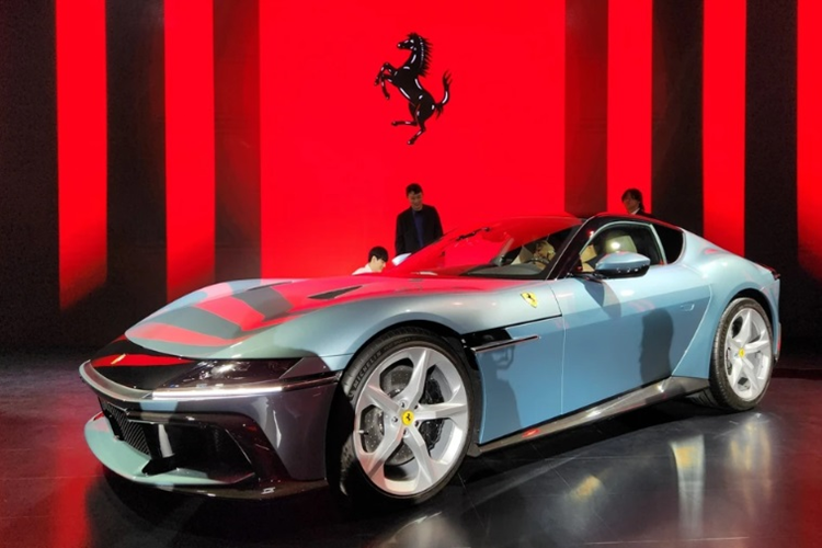 Dưới nắp capô của xe Ferrari 12Cilindri sẽ không có thêm máy điện nào, mà chỉ sử dụng duy nhất một động cơ xăng V12, dung tích 6.5 lít, hút khí tự nhiên, với công suất lên đến 819 mã lực, thú vị là vòng tua máy cao nhất của xe đến 9.500 vòng/phút. 