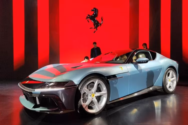 Dưới nắp capô của xe Ferrari 12Cilindri sẽ không có thêm máy điện nào, mà chỉ sử dụng duy nhất một động cơ xăng V12, dung tích 6.5 lít, hút khí tự nhiên, với công suất lên đến 819 mã lực, thú vị là vòng tua máy cao nhất của xe đến 9.500 vòng/phút. 