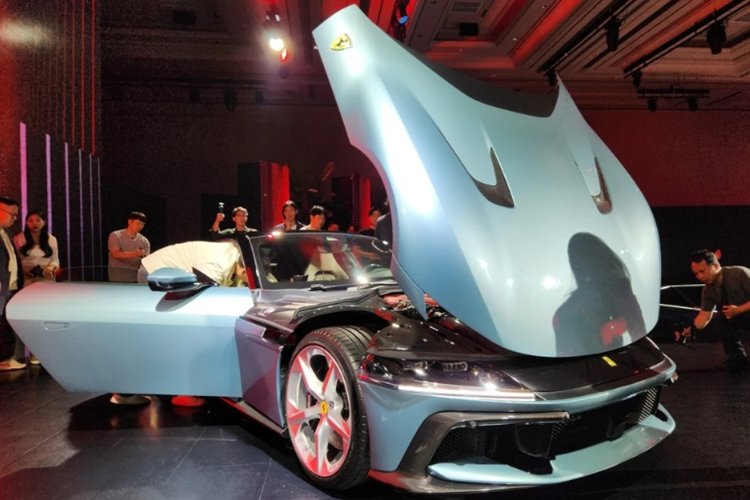 Ferrari cho biết 12Cilindri Coupe sử dụng hộp số ly hợp kép 8 cấp, xe có thể tăng tốc từ vị trí xuất phát lên 100 km/h trong 2,9 giây, 0-200 km/h trong 7,9 giây và đạt tốc độ tối đa 340 km/h. 