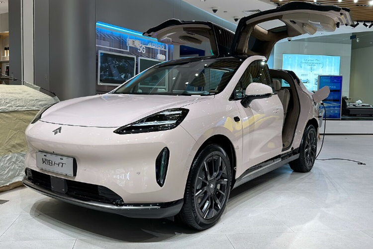 Với kích thước này, xe điện AION Hyptec HT về Việt Nam sẽ được định vị nằm giữa VinFast VF8 và VF9. Xe sở hữu ngoại hình có nhiều nét tương đồng với mẫu Tesla Model X. Điểm nổi bật nhất trong thiết kế của AION Hyptec HT là cửa sau thiết kế đóng/mở kiểu cánh chim (gull-wing) hoàn toàn tự động.