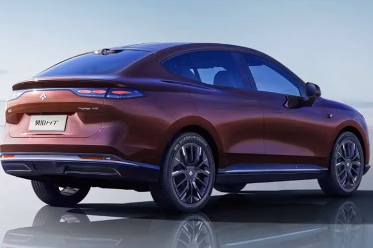 Về nội thất, cách bố trí bên trong khoang cabin của AION Hyptec HT cũng được “vay mượn” khá nhiều từ Tesla. Xe được trang bị màn hình trung tâm cảm ứng kích thước lớn 14,6 inch và một màn hình phụ 8,8 inch đặt sau vô-lăng.