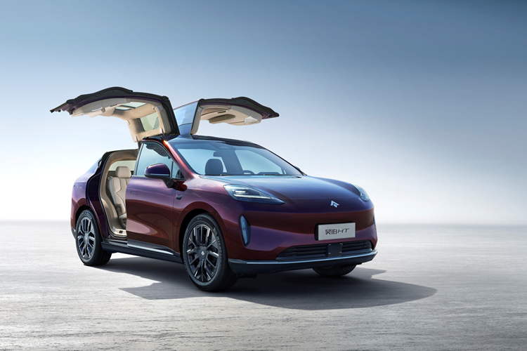 Khu vực tựa tay trung tâm được thiết kế dạng nổi, không gian chứa đồ cỡ lớn và 2 sạc không dây. Ghế ngồi trên xe được tích hợp chức năng massage, sưởi. Hàng ghế sau có độ ngả lên đến 143 độ, đi cùng bệ tỳ tay và bàn làm việc như ghế “chủ tịch”.