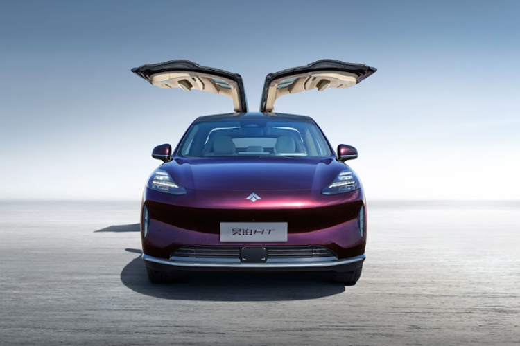 Trong khi đó, bản cao hơn vẫn sẽ được trang bị mô tơ điện nhưng cho công suất lớn hơn khoảng 340 mã lực, mô-men xoắn 430 Nm. Phiên bản này có phạm vi hoạt động lên tới 770 km sau mỗi lần sạc, tương đương người dùng có thể lái xe từ Hà Nội đến Đà Nẵng mà không cần sạc pin.